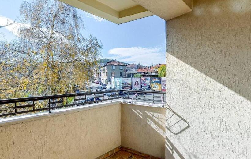 סוויטה, Troyan Plaza