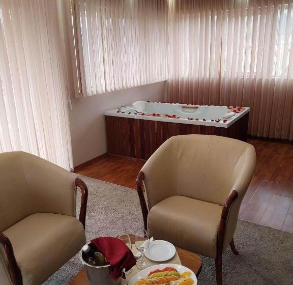 חדר דופלקס, Troyan Plaza