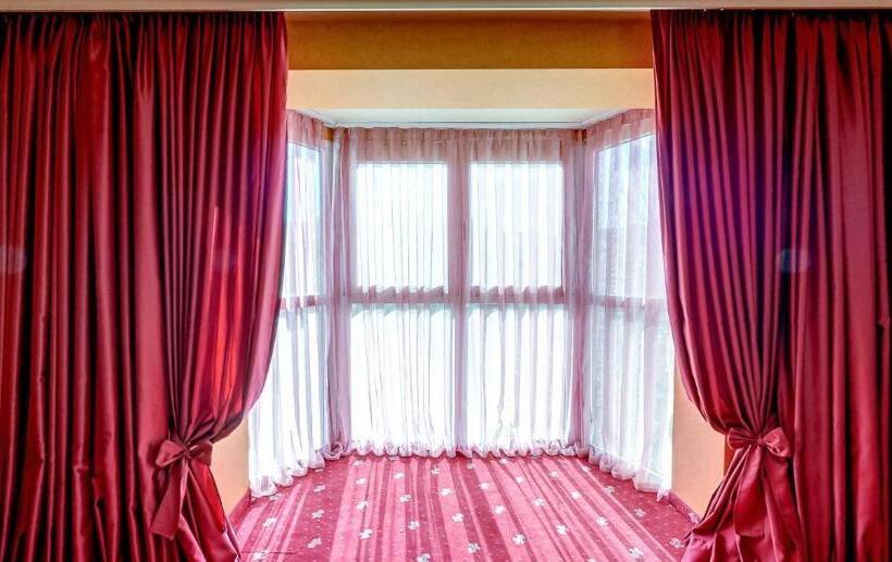 סוויטה, Troyan Plaza