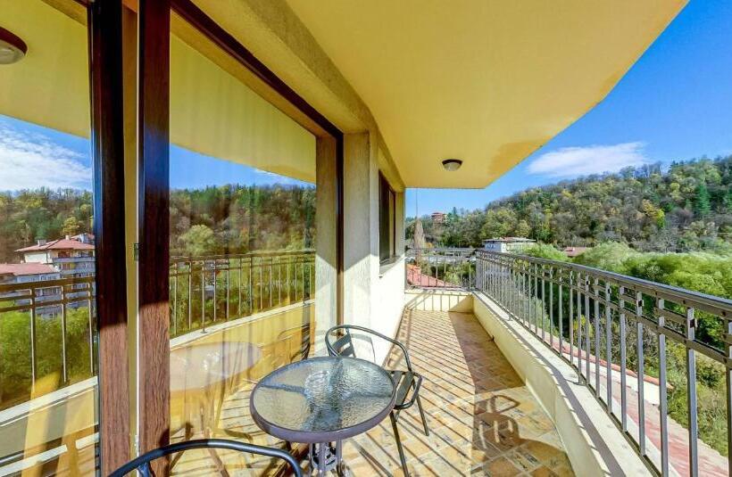 חדר דופלקס, Troyan Plaza