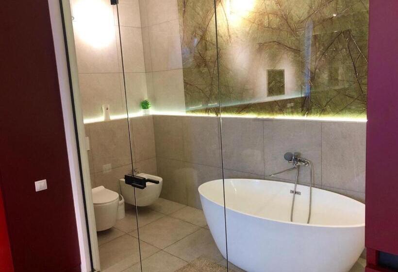 اتاق لوکس با چشمانداز دریا, Club House Arkadia Beach