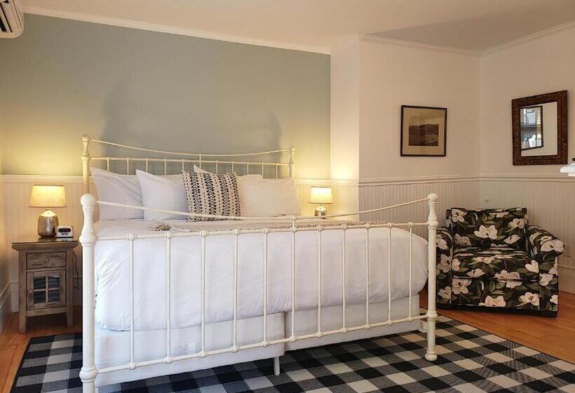 Хижина, Sand Bar Cottage Inn