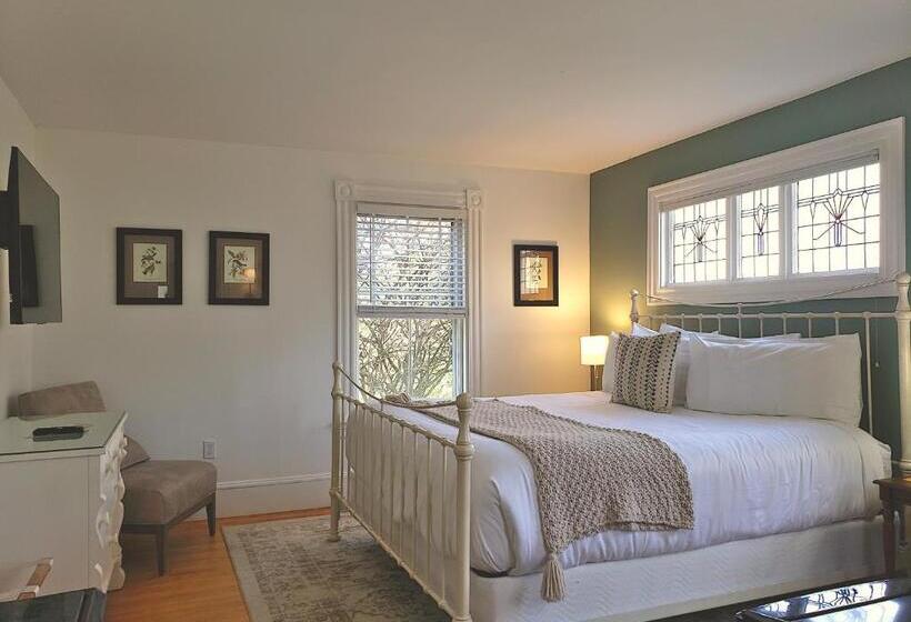 Хижина, Sand Bar Cottage Inn