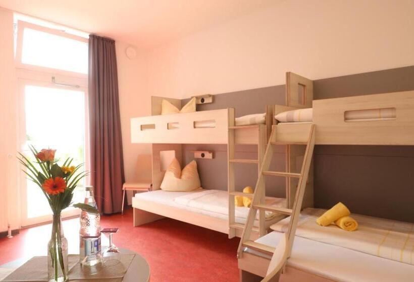 Семейный Номер, Jugendherberge Bad Malente