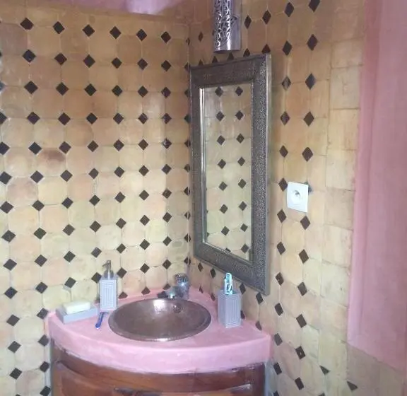 اتاق استاندارد سه نفره, Riad Aicha