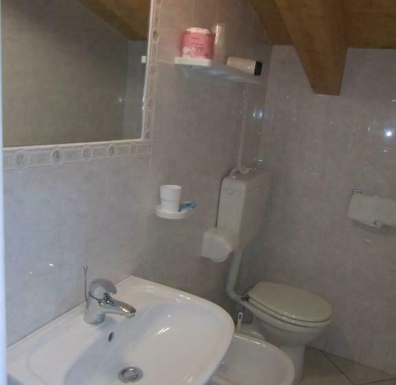 غرفة أساسية, Explorer