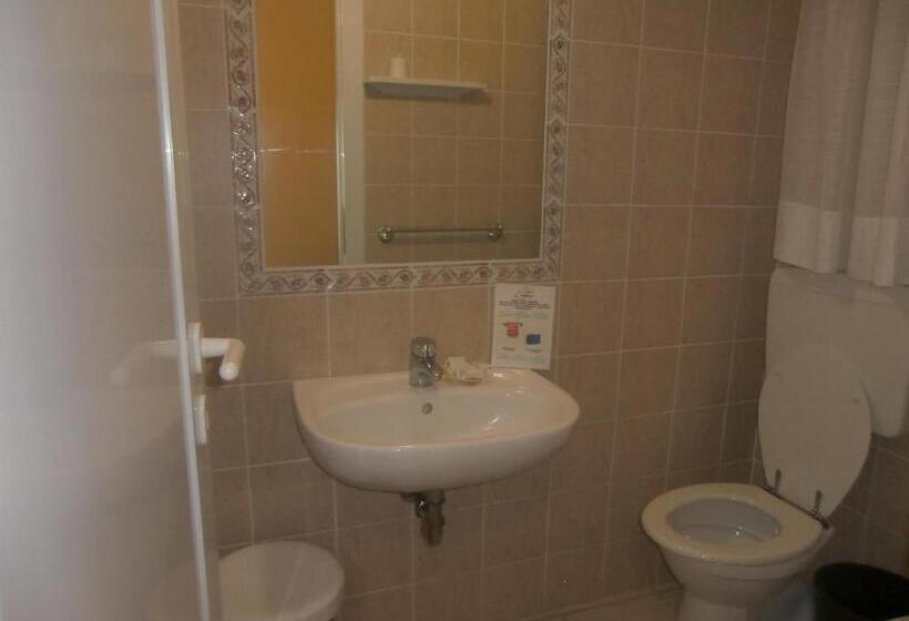 غرفة كومفورت ثلاثية, Explorer