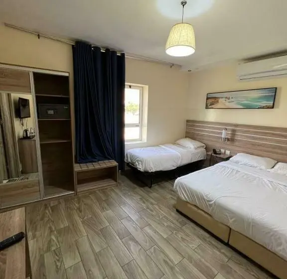 اتاق استاندارد سه نفره, La Riva