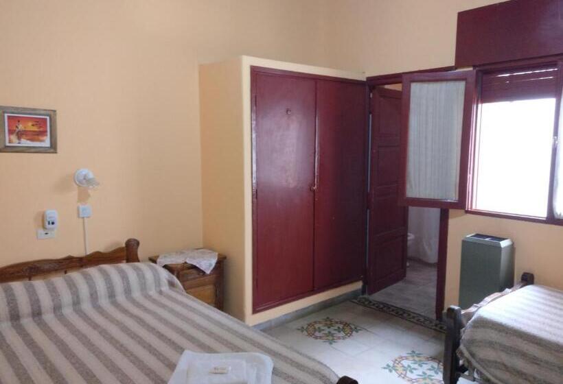 חדר סטנדרט לשלושה, Plaza