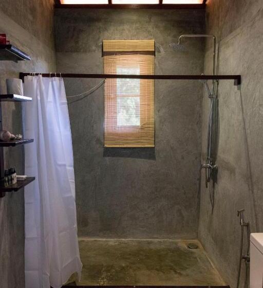 اتاق لوکس با بالکن, Roseland Cottages