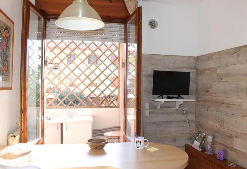 اتاق استاندارد یک تخته با سرویس بهداشتی مشترک, Civico 26