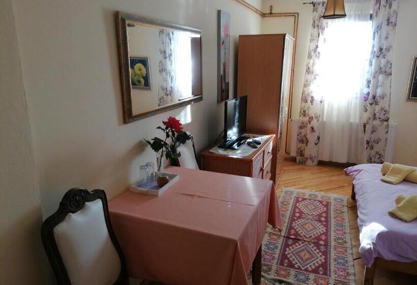 اتاق استاندارد, House Izvor