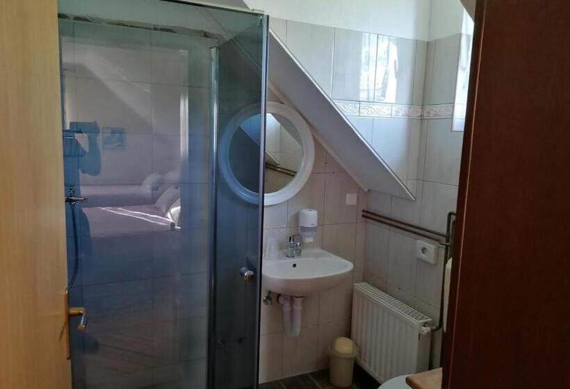 スタンダードトリプルルーム, House Izvor