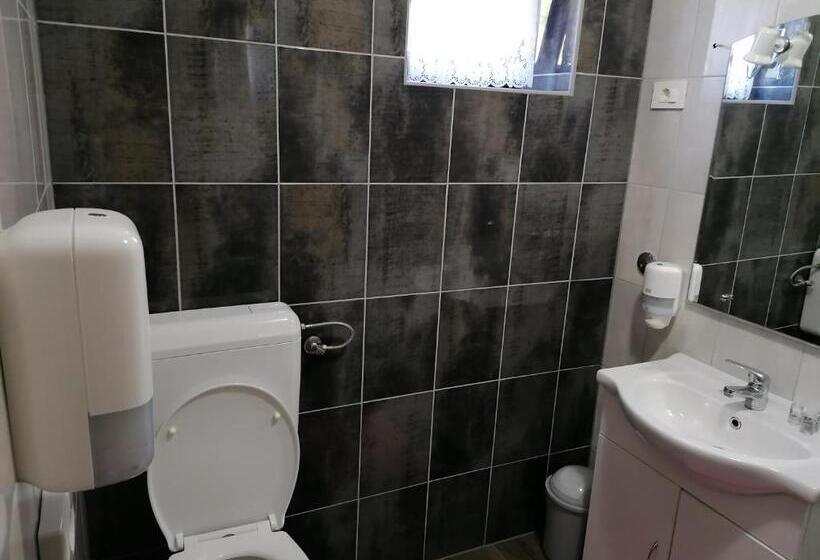 اتاق استاندارد سه نفره, House Izvor