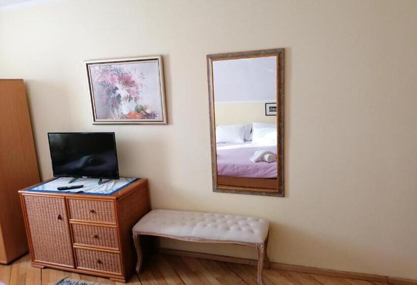 اتاق استاندارد سه نفره, House Izvor