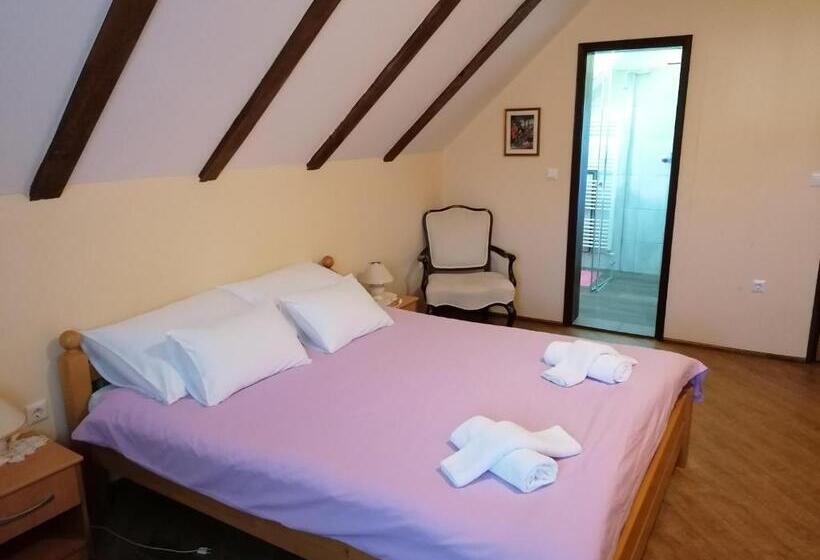 اتاق استاندارد سه نفره, House Izvor