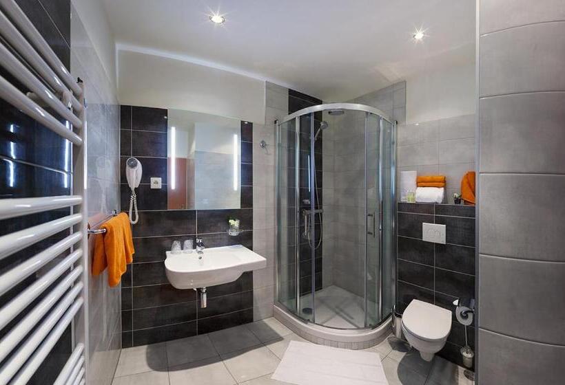 Standard Szoba, Benica