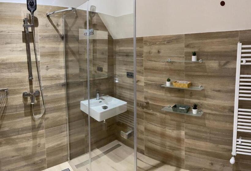 Családi Suite, Benica