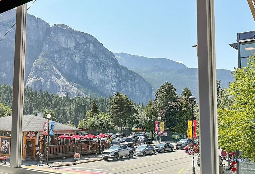 带2个双人床的标准工作室, Crash Hotel Squamish