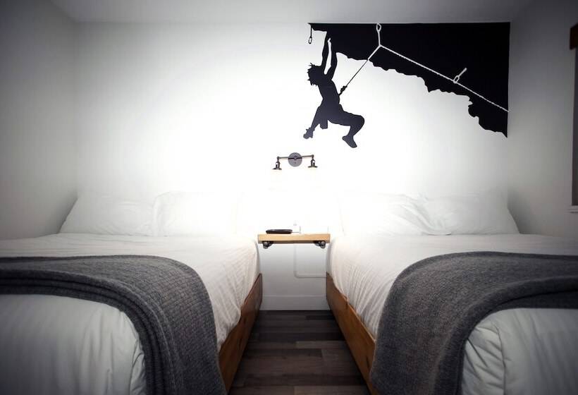 带2个双人床的标准工作室, Crash Hotel Squamish
