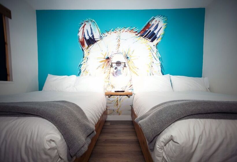 带2个双人床的标准工作室, Crash Hotel Squamish