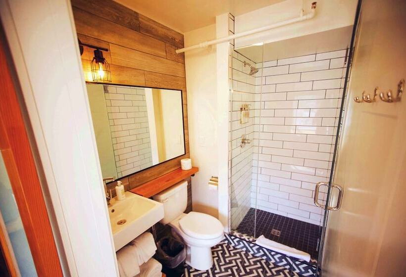 标准间带双人床, Crash Hotel Squamish