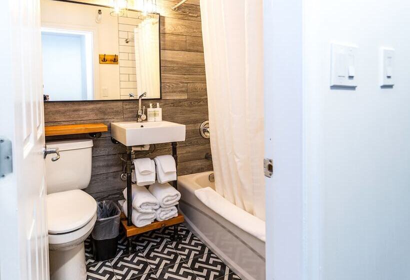 标准间, Crash Hotel Squamish