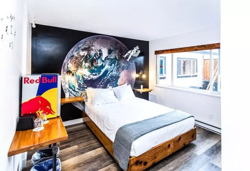 スタンダードルーム, Crash Hotel Squamish