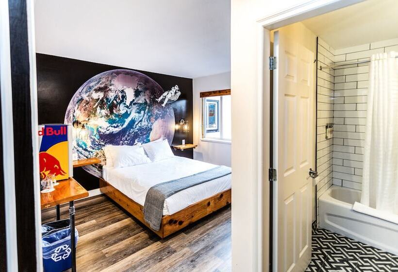 标准间, Crash Hotel Squamish