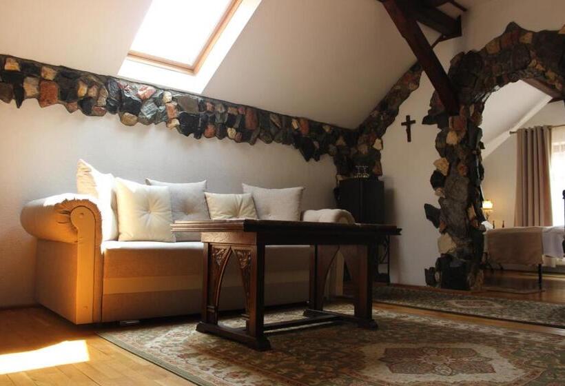 ジュニアスイート, Hunter Prince Castle