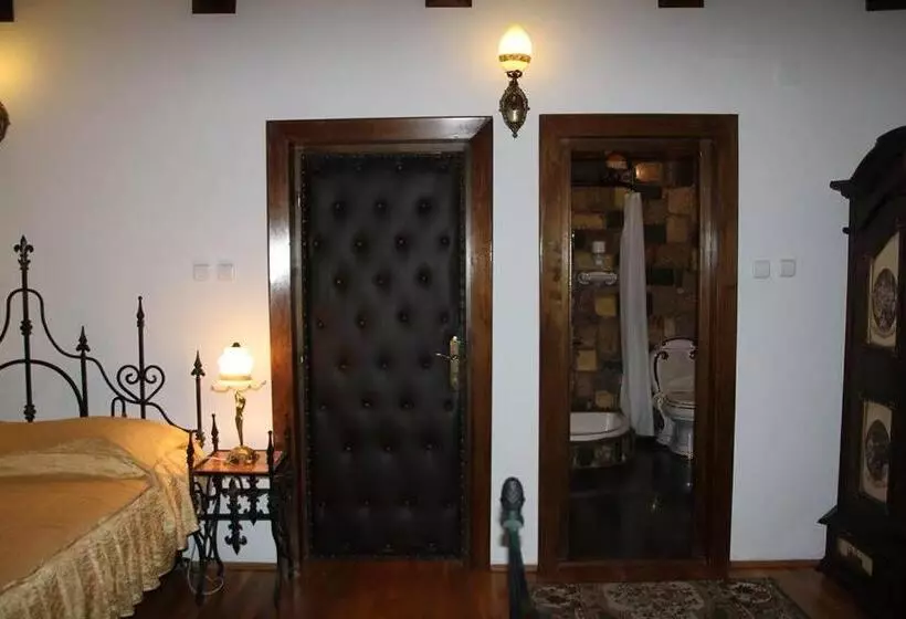 اتاق استاندارد سه نفره, Hunter Prince Castle