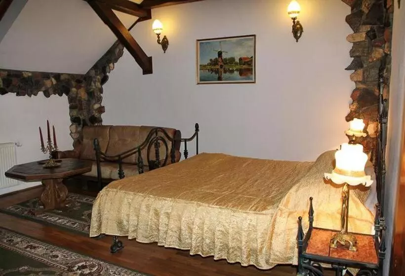 اتاق استاندارد سه نفره, Hunter Prince Castle