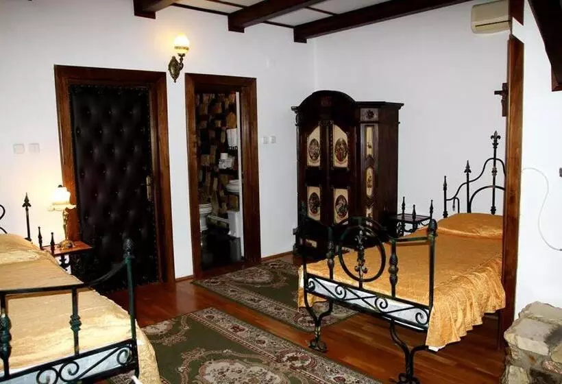 اتاق استاندارد سه نفره, Hunter Prince Castle