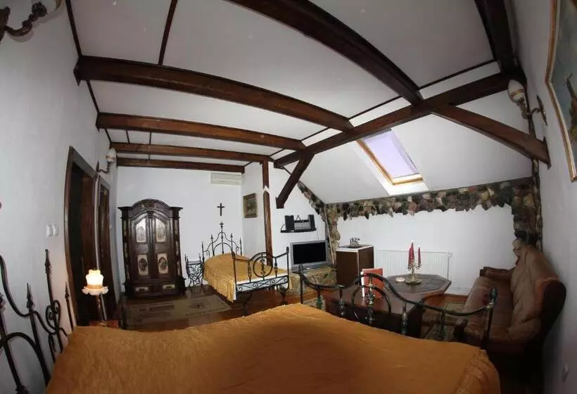 اتاق استاندارد سه نفره, Hunter Prince Castle
