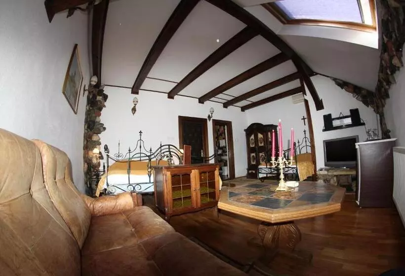 اتاق استاندارد سه نفره, Hunter Prince Castle