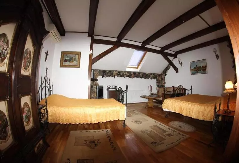 اتاق استاندارد سه نفره, Hunter Prince Castle