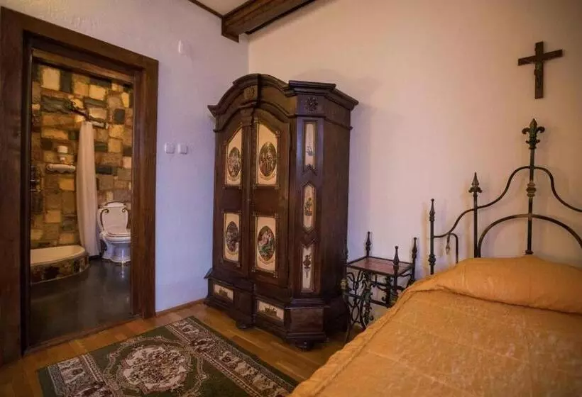 اتاق استاندارد سه نفره, Hunter Prince Castle