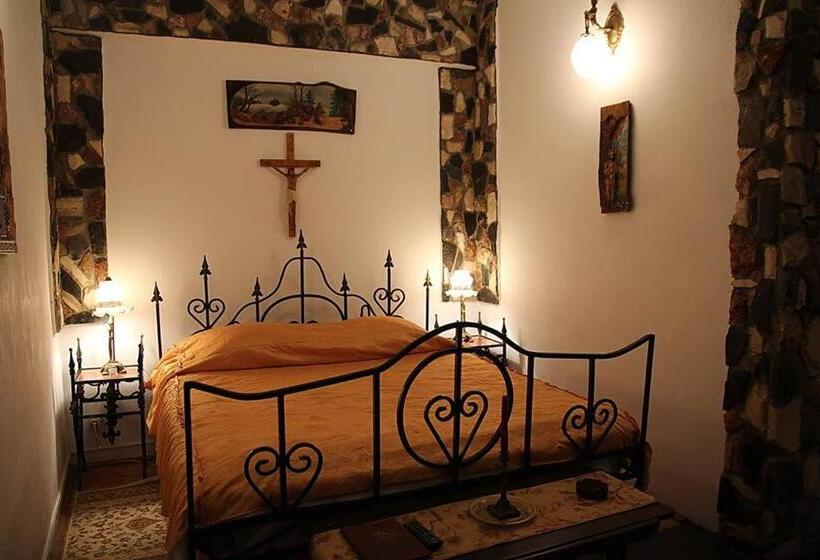 Cameră Economică, Hunter Prince Castle