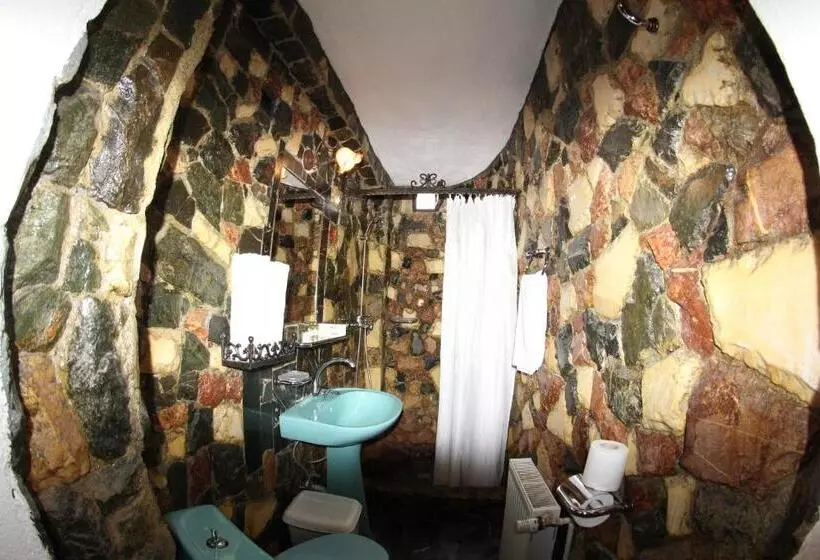 اتاق اکونومی, Hunter Prince Castle