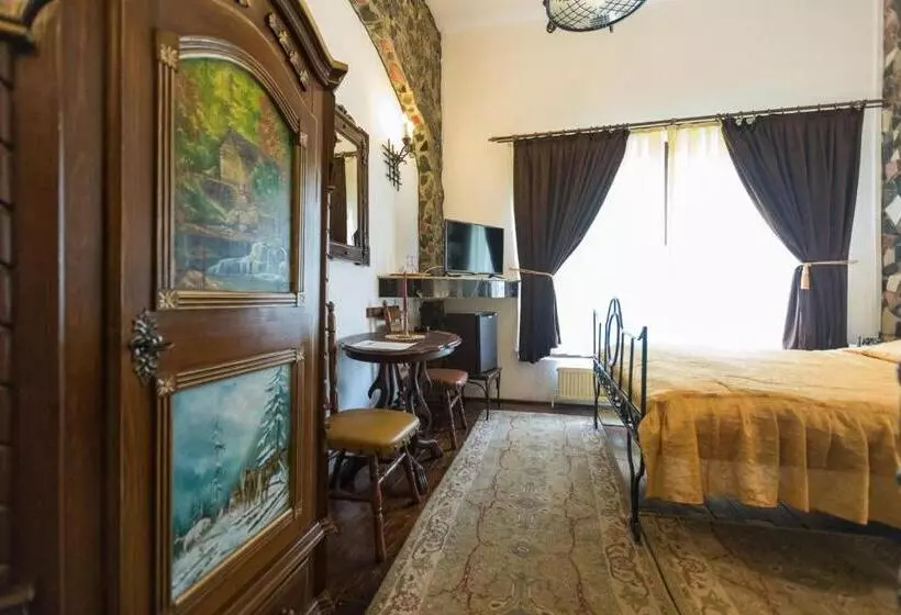 اتاق اکونومی, Hunter Prince Castle