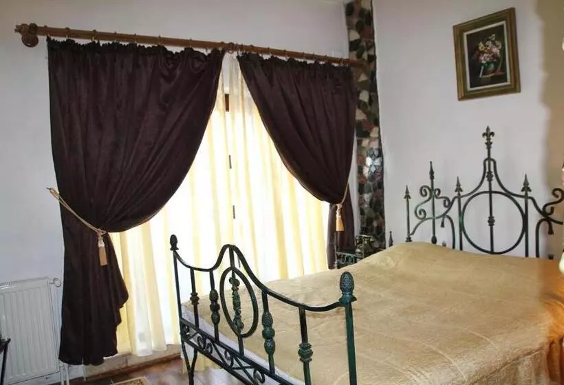 اتاق اکونومی, Hunter Prince Castle