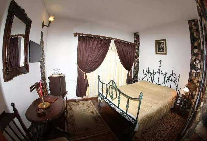 اتاق اکونومی, Hunter Prince Castle