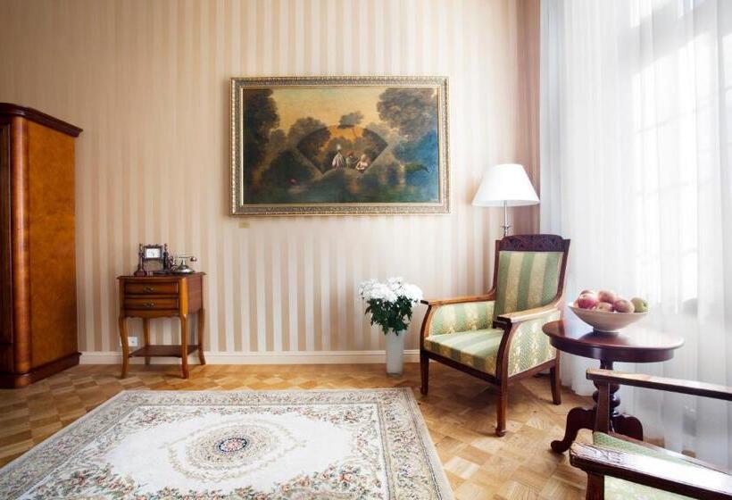 سوییت, Malpils Manor