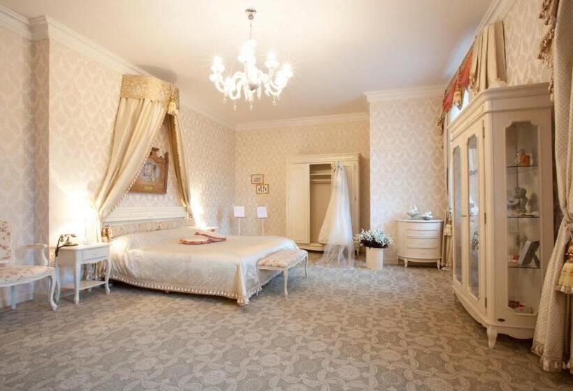 سوییت, Malpils Manor