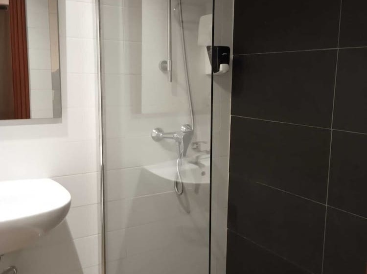 اتاق استاندارد سه نفره, Pension Cibeles