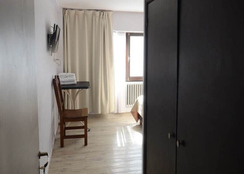 スタンダードルーム, 7 Lagos