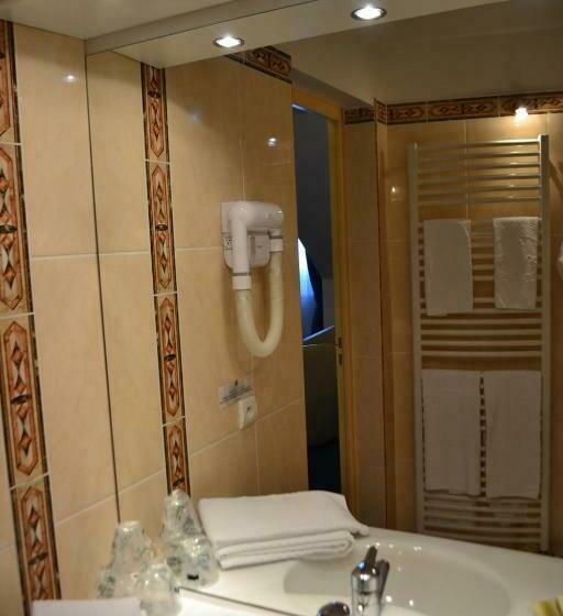 スタンダードトリプルルーム, Coq