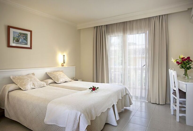 חדר סטנדרט לשלושה עם מרפסת, Cupidor