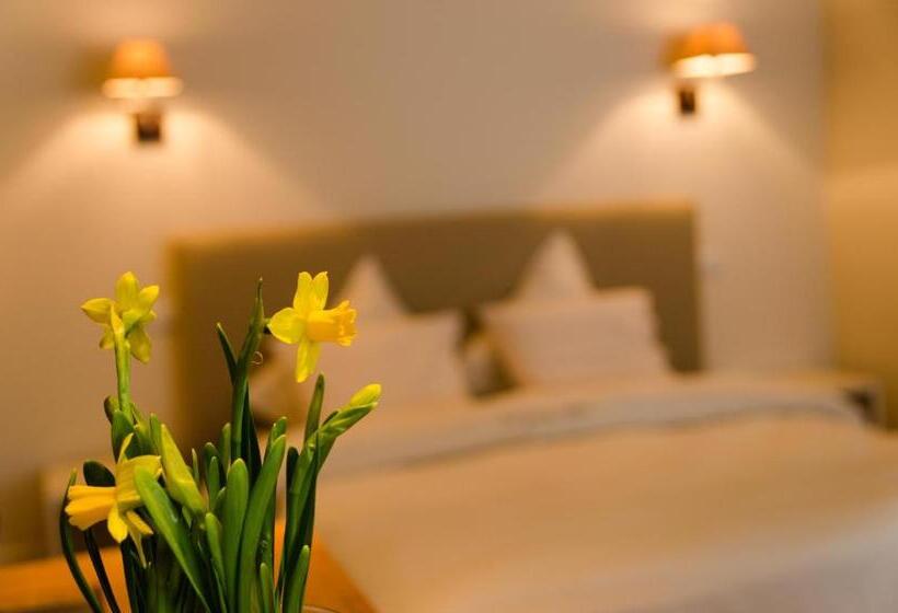 חדר סטנדרט לשלושה, De Groote Waere