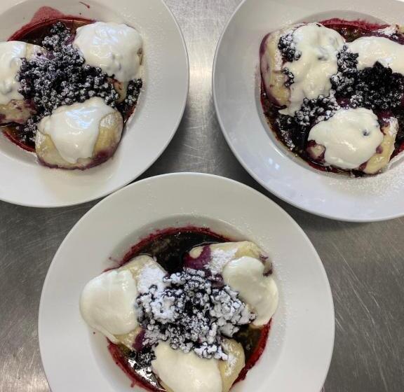 חדר משפחתי, Domovina